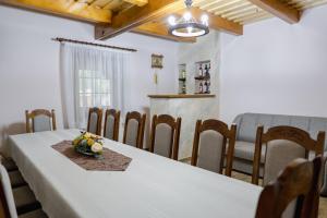 uma sala de jantar com uma mesa branca e cadeiras em Valea Legendelor em Grădiştea de Munte