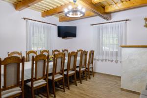 uma sala de conferências com uma mesa longa e cadeiras em Valea Legendelor em Grădiştea de Munte