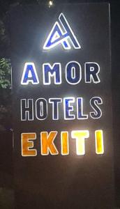 Ado EkitiにあるAMOR Hotels Ekitiの壁にモーターホテルの看板