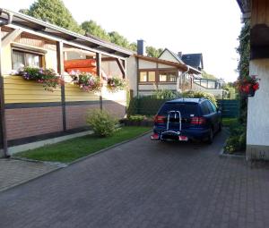 un coche aparcado frente a una casa en Ferienwohnung unweit der Müritz, en Gotthun