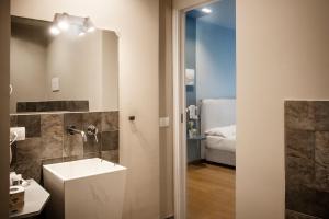 bagno con lavandino e servizi igienici in camera di Il Sanfilippo a Napoli