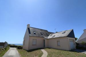 a house on the side of a road at 605 VIlla ocean Atlantique au bout du jardin in Audierne