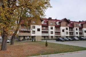 ポラニツァ・ズドルイにあるApartament Klausの駐車場付きの大型アパートメントビル