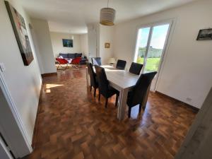 a dining room with a table and chairs at 625-VIlla Penzer pour surfer a St Tugen in Primelin