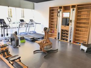 un gimnasio con cintas de correr y equipos de ejercicio en una habitación en Hotel Gounod, en Niza