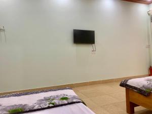 TV a/nebo společenská místnost v ubytování Nhà Nghỉ Hưng Mạnh