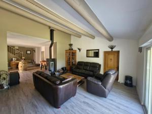 una sala de estar con 2 sofás de cuero y una mesa. en La maison champêtre - Rendez-vous en Provence, en Althen-des-Paluds