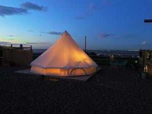 Top pen y parc farm bell tent في Halkyn: خيمة جلوس فوق السطح