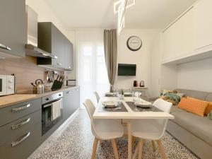 a kitchen and living room with a table and chairs at Luxury Suite Spiagge 100mt - Porto 5' - WiFi in Albisola Superiore