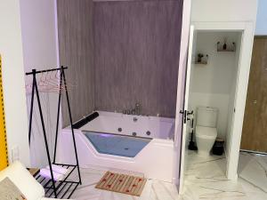 uma banheira na casa de banho com WC em LOFT TÚ y YO em Alcalá del Júcar