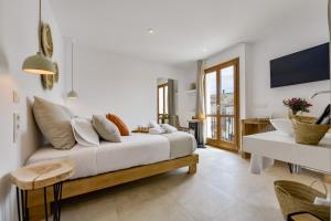 a white room with a bed and a living room at MIMAR ALTEA ROOMS in Altea