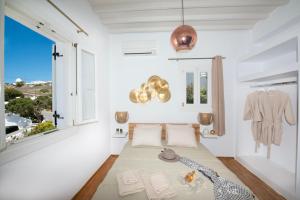 Zimmer mit einem Bett und einem Fenster in der Unterkunft Boutique di Vito in Mykonos Stadt