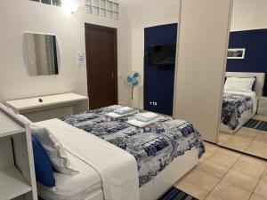 um pequeno quarto com uma cama e um espelho em Intero alloggio: appartamento bilocale em Alessandria