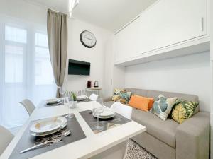 a living room with a table and a couch at Luxury Suite Spiagge 100mt - Porto 5' - WiFi in Albisola Superiore