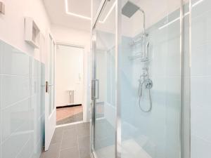 a bathroom with a shower with a glass door at Luxury Suite Spiagge 100mt - Porto 5' - WiFi in Albisola Superiore