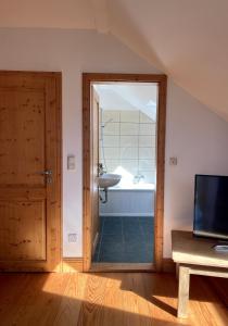 baño con bañera, lavabo y puerta en Bed & Breakfast - Shanakeever Farm, en Clifden