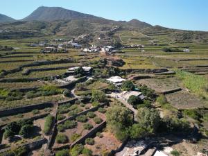 una vista aérea de un pueblo en las montañas en I Dammusi di Punta Karace, en Tracino