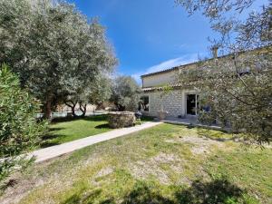 a house with a garden in front of it at Maison avec piscine privée, sauna et activités - Rendez-vous en Provence in Althen-des-Paluds