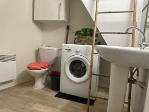 a bathroom with a washing machine and a sink at COCON CENTRAL - Cathédrale & Castillet - Parking Gratuit - Wifi in Perpignan