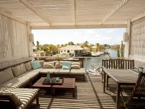 Vista Marina في كراليندايك: فناء مع أريكة وطاولات على السطح