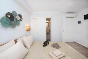 a living room with a couch and a hat on a table at Boutique di Vito in Mýkonos City