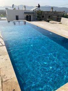 una gran piscina azul frente a una casa en DALAMAN SEA VIEW en Dalaman