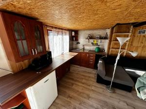 einen Blick auf eine Küche in einem winzigen Haus in der Unterkunft Chata in Nové Město pod Smrkem