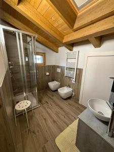 La grande salle de bains est pourvue de 2 lavabos et d'une douche. dans l'établissement APPARTAMENTO ANDREA, à Selvino