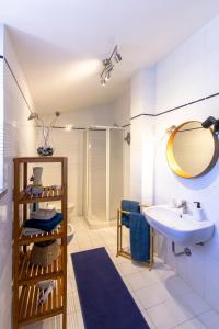 bagno con lavandino e specchio di Stanza in villa da Alberto a San Giorgio Canavese