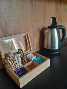 Pokoje Bory Tucholskie的咖啡和沏茶工具