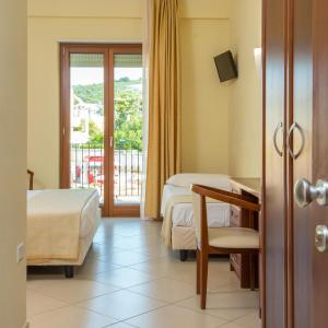 Llit o llits en una habitació de Hotel Orchidea Blu