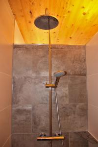 a light fixture in a bathroom with a ceiling at Landhaus PHILIPP - Ruhe & Meer in Nienhagen