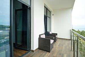 Апартаменты в Аркадии - Arcadia Sky Apartments的阳台或露台