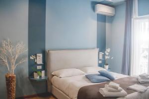 ナポリにあるIl Sanfilippoの青い壁のベッドルーム1室、ベッド1台(枕2つ付)