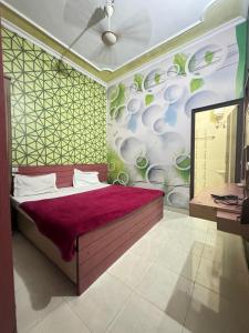 um quarto com uma cama grande num quarto com paredes verdes em Hotel Star INN em Jalandhar