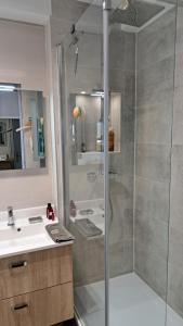 a bathroom with a shower and a sink at Appartement de standing a Bailly 78870 in Bailly