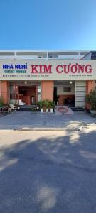 een gebouw met een verkeerde kim bord ervoor bij Nhà Nghỉ Kim Cương in Rach Gia