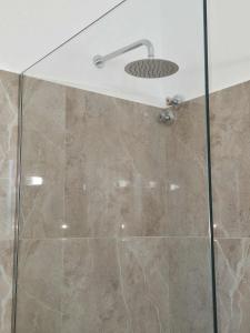 um chuveiro com uma porta de vidro na casa de banho em The Red Dragon em Dassia