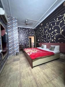 um quarto com uma cama num quarto com uma parede em Hotel Star INN em Jalandhar