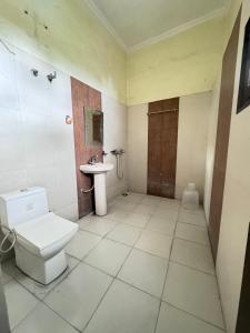 uma casa de banho com um WC e um lavatório em Hotel Star INN em Jalandhar