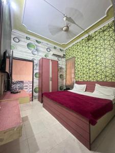um quarto com uma cama grande e uma parede com placas em Hotel Star INN em Jalandhar