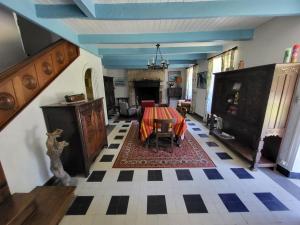 ein Wohnzimmer mit einem Tisch in der Mitte eines Zimmers in der Unterkunft 607-Manoir de Pompren in Esquibien