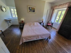 Zimmer mit einem Bett und zwei Stühlen in der Unterkunft 607-Manoir de Pompren in Esquibien