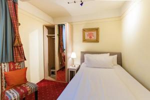 Un pat sau paturi într-o cameră la Hotel Weiler
