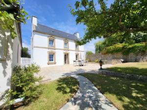ein großes weißes Haus mit einem Weg davor in der Unterkunft 680-Villa Kerven-Pors Tarz in Primelin