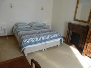 ein Schlafzimmer mit einem Bett, einem Tisch und einem Spiegel in der Unterkunft 680-Villa Kerven-Pors Tarz in Primelin