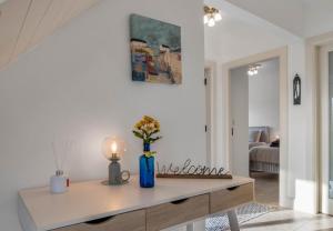 uma sala de estar com uma mesa com um vaso azul em Teach Eile, Clifden em Clifden