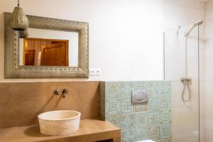 een badkamer met een spiegel en een wastafel bij BlissHouse Cracow in Krakau