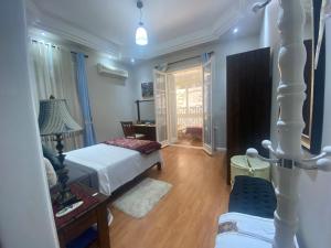 1 dormitorio con 1 cama, escritorio y 1 habitación en Garden city 3 bedroom apartment en El Cairo