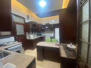 cocina con fregadero y encimera en Garden city 3 bedroom apartment en El Cairo